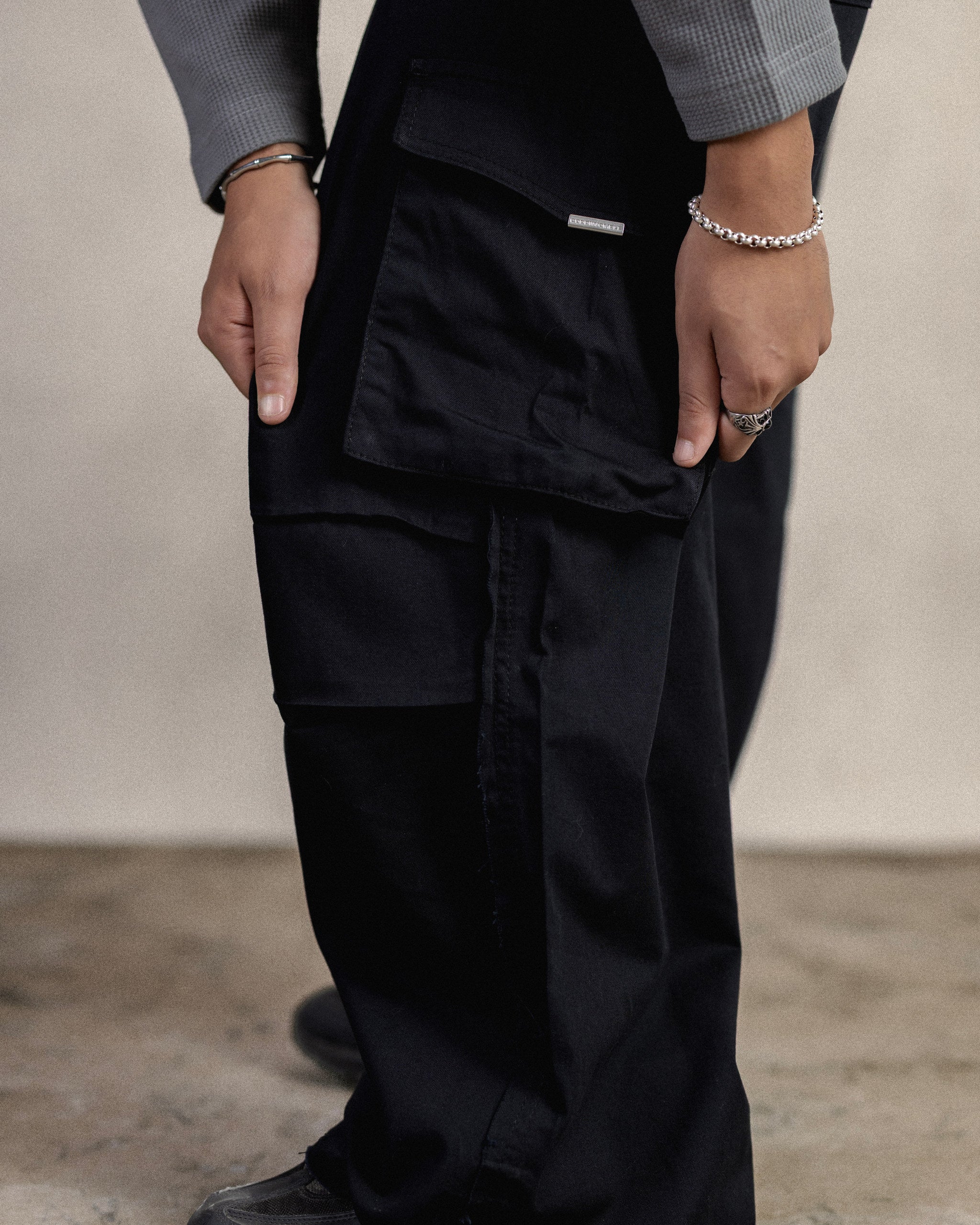 BLACK GABARDINE CARGO PANTS